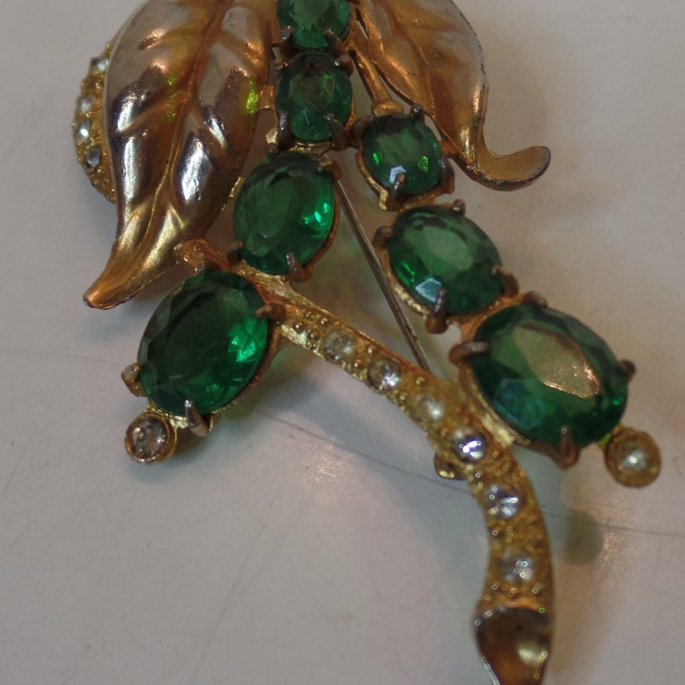 Vintage Goldtone & Green Stone Brooch, Unbranded apx 3" X 1.75"  Eyecatching! - Picture 5 of 10